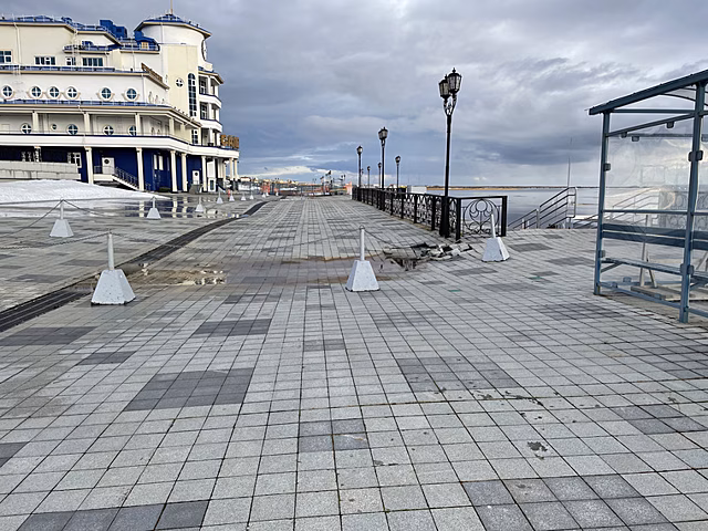 Власти ЯНАО два года не могут отремонтировать тонущую набережную