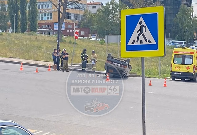В Курске на улице Дзержинского перевернулся «ВАЗ»