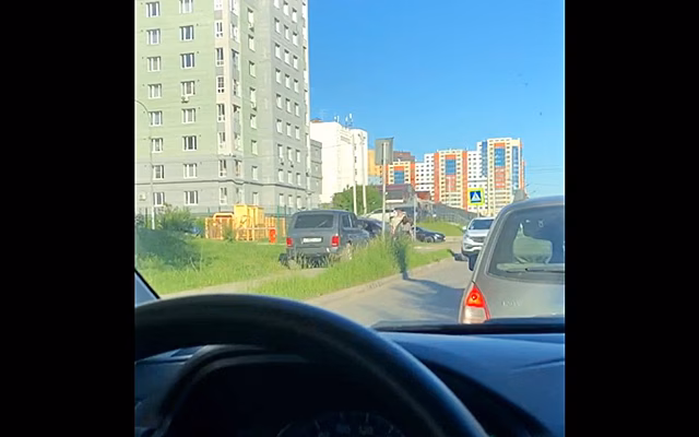 В Рязани попала на видео «Нива», объезжающая пробку по тротуару