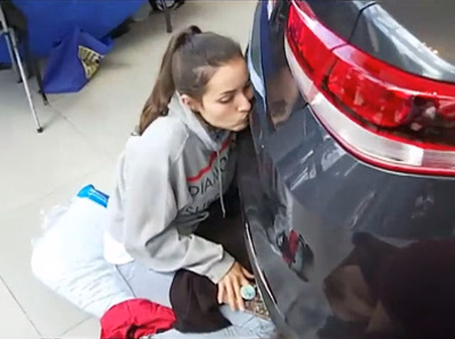 Девушка 50 часов целовалась с автомобилем