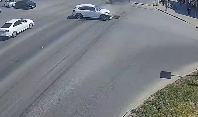 Камера сняла момент столкновения двух внедорожников в Волгограде