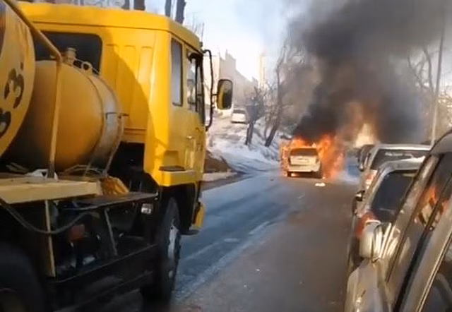 Во Владивостоке прямо на дороге вспыхнуло авто