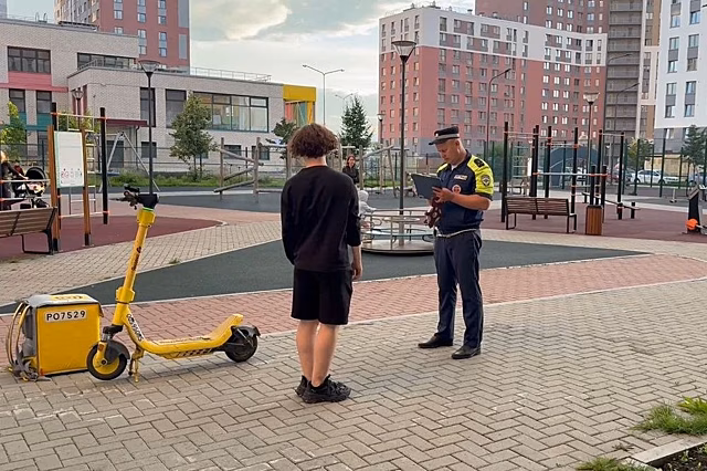 Курьер на самокате врезался в 2-летнего мальчика в Екатеринбурге