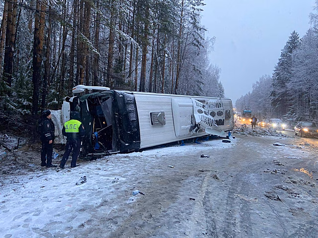 В столкновении автобуса с фурой под Екатеринбургом два человека погибли, шестеро пострадали