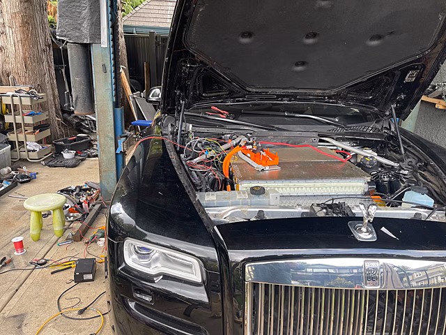 Канадец продал дом, чтобы превратить Rolls-Royce в электромобиль