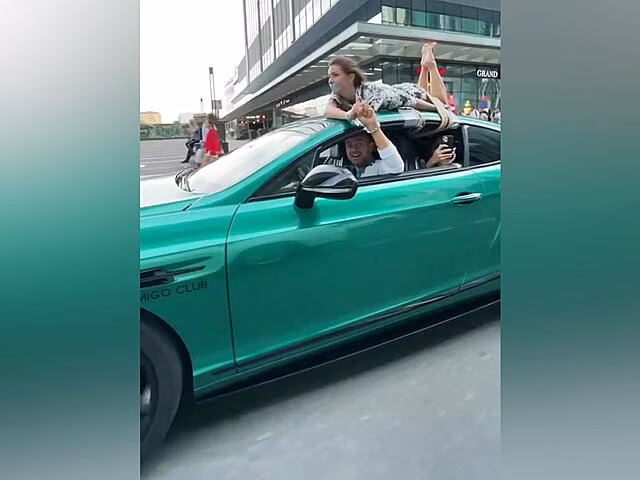 Юрист рассказал, как накажут блогера за поездку с пристегнутой девушкой на крыше машины