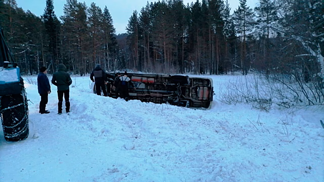 Микроавтобус с 20 пассажирами завалился на бок в Башкирии