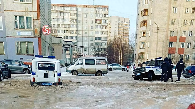          В Кирове инспекторы ДПС помогли автоледи выбраться из заснеженного неочищенного двора       