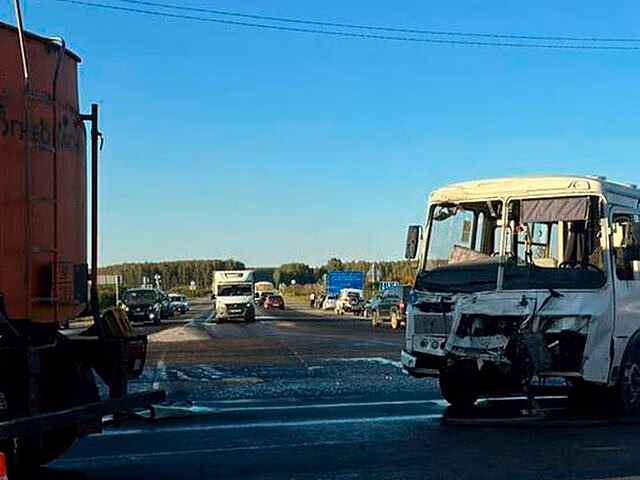 Число пострадавших в ДТП с бензовозом и автобусом на Урале выросло до 10