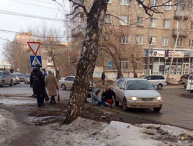 Водитель иномарки сбил пешехода возле поликлиники в Новосибирске