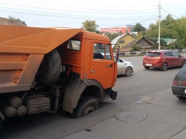В Уфе КамАЗ провалился в яму