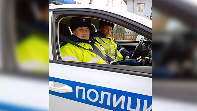 В Пермском крае автоинспекторы оказали помощь попавшей в ДТП пожилой семейной паре с внуком