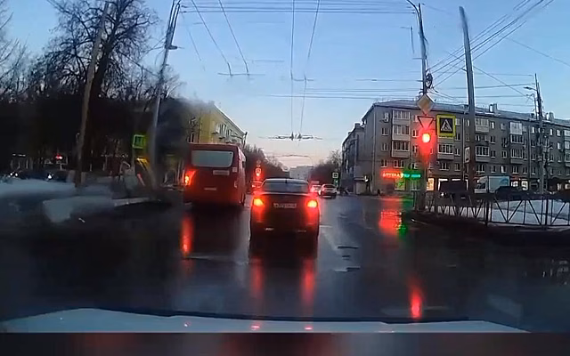 В центре Рязани маршрутка проехала на «красный» по встречной полосе