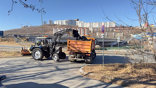 Муниципальные службы продолжают утилизировать автомобильные шины во Владивостоке