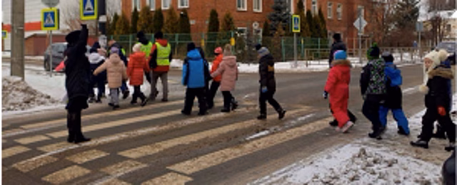 В Иванове автоинспекторы и члены Общественного совета при УМВД региона  проводят мероприятия по дорожной безопасности с учащимися школ