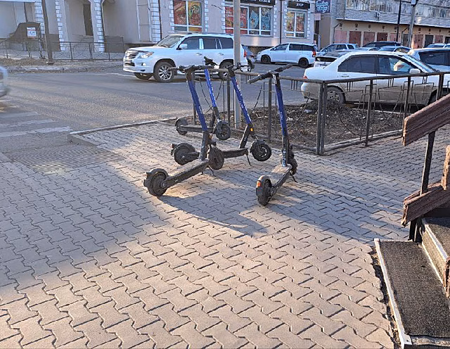 В Благовещенске ребёнок на электросамокате угодил под колёса авто