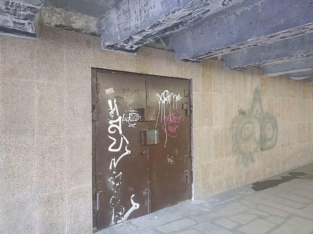 Котова потребовала привести в порядок изрисованные каракулями будки и стены