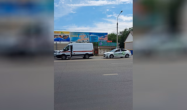 Под Волгоградом легковушка врезалась в скорую, везущую контейнер с кровью