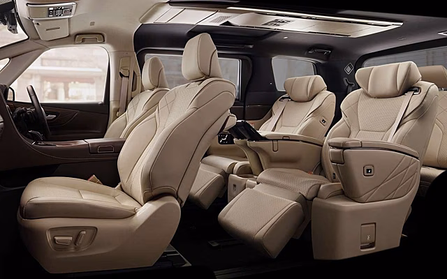 В России появился совершенно новый минивэн Toyota Alphard: названа цена