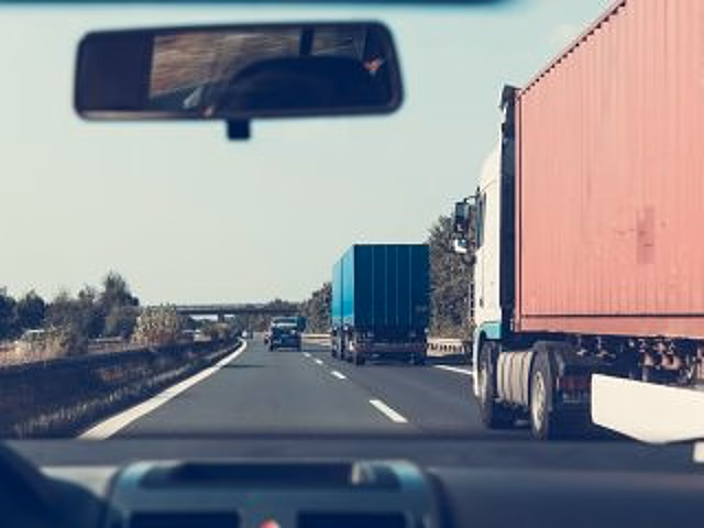В Уфе из-за деформации асфальта ограничили движение большегрузов