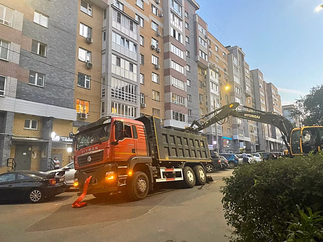 Самосвал провалился в яму в Нижнем Новгороде и чуть не раздавил машины