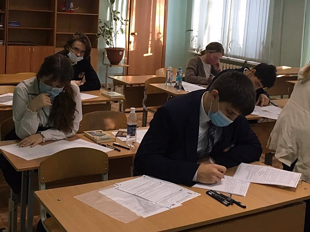 ​Около 1,6 тысячи выпускников школ Читы написали итоговое сочинение
