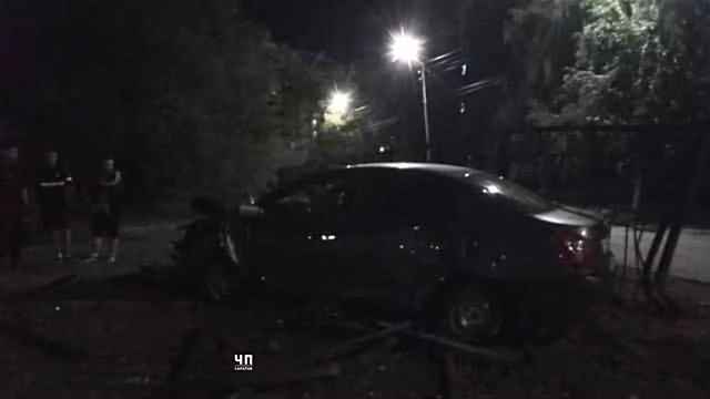 Водителя, протаранившего забор парка в Саратове, заставят возместить ущерб