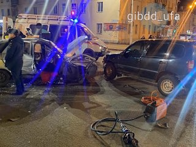 18-летний водитель и его 16-летняя пассажирка пострадали в ДТП в Уфе