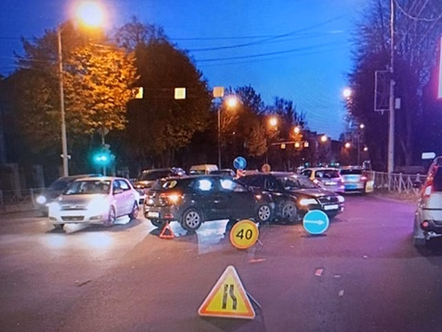 На Невского столкнулись две машины, пострадали два человека