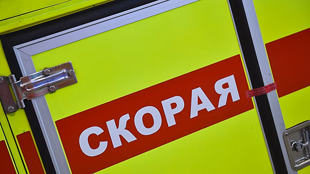 Два человека пострадали в результате ДТП на остановке в Петербурге