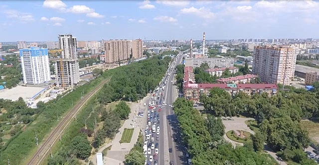 В Краснодаре на ул. Зиповской выделили полосу для постоянного поворота направо