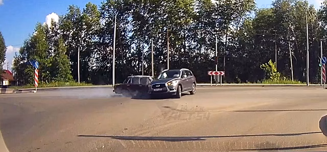 В Новосибирске кроссовер Infiniti перевернулся на крышу после ДТП с ВАЗ-2106