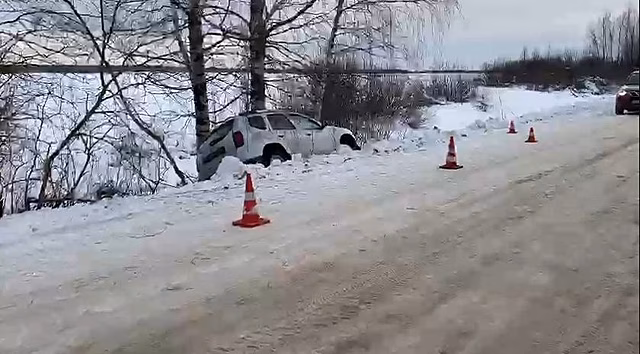 Водитель иномарки пострадал при столкновении с деревом в Вачском округе