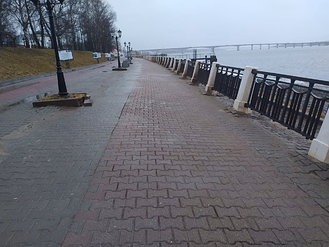 Набережная в Костроме поплыла вместе с тающим снегом