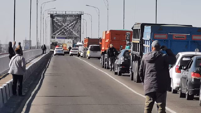 В Благовещенске на зейском мосту образовалась гигантская пробка из-за сбитого велосипедиста