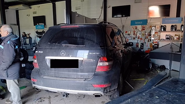 Водитель Mercedes протаранил автосервис в Санкт-Петербурге. Видео