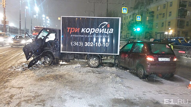 На Репина грузовик вылетел на встречную полосу и врезался в две легковушки