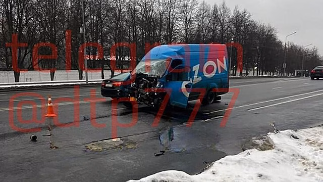 Автомобиль и автобус столкнулись на юго-западе Москвы