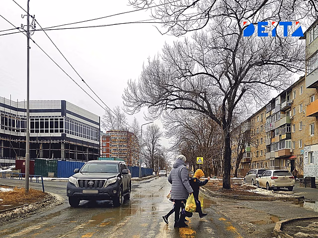 Школьница попала под машину на пешеходном переходе во Владивостоке