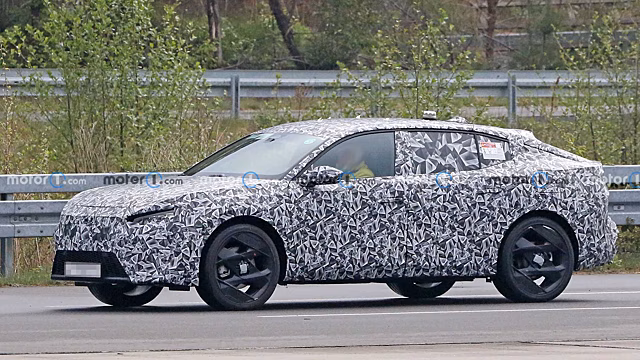 Peugeot тестирует купе-кроссовер на трассе в серийном кузове