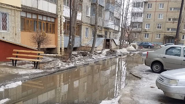 «Сталина на вас нет». Саратовец отругал чиновников за болото под окнами