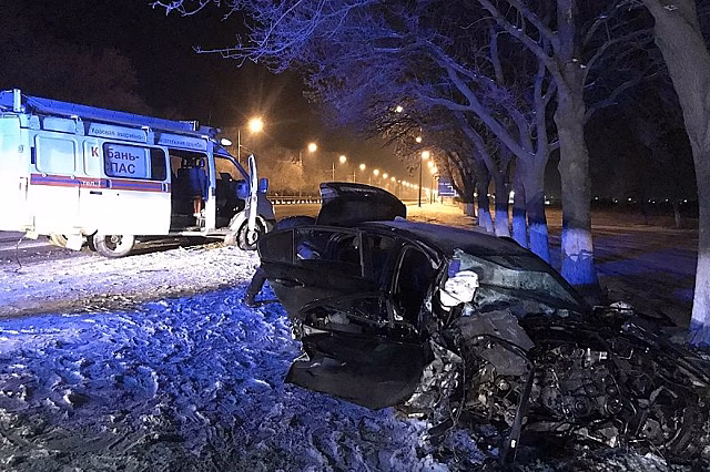 В Армавире автомобиль BMW врезался в дерево. В аварии пострадали четыре человека - двое из них дети