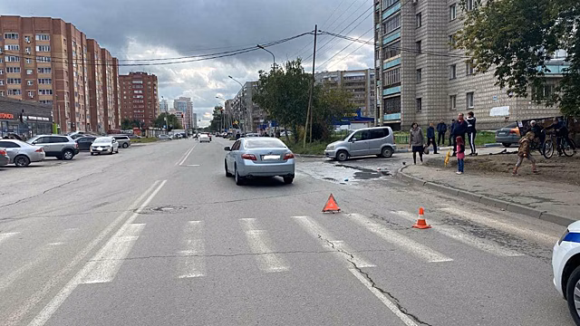 Лихач на иномарке сбил сразу двоих на зебре в Новосибирске