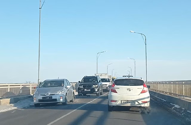 В Благовещенске из-за ремонта и ДТП образовалась пробка на зейском мосту