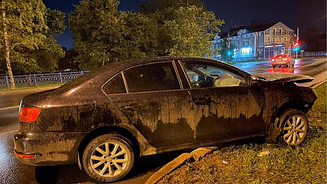 Три автомобиля минувшей ночью столкнулись на проспекте Победы в Вологде