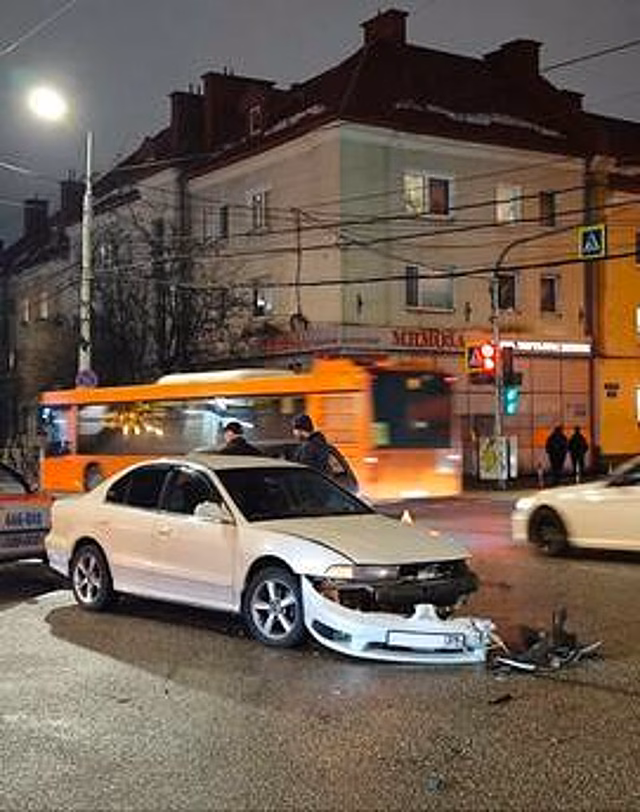 Водителя Mercedes вырезали спасатели: в районе Берлинского моста в Калининграде столкнулись две легковушки