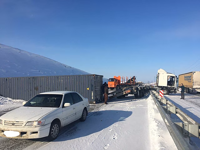 Авария с фурой парализовала движение на кемеровской трассе