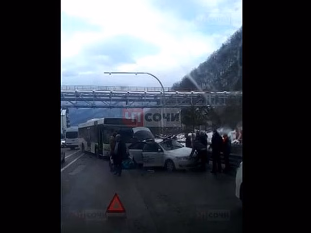 В горах Сочи автобус врезался в легковой автомобиль