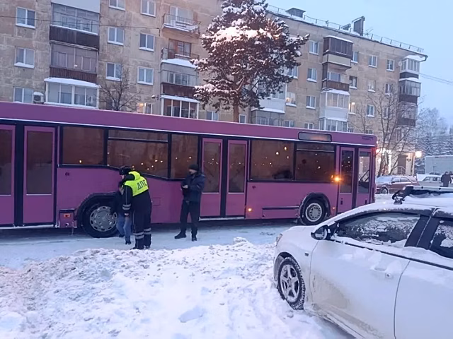 На Урале 19-летний парень попал под автобус, помогая отбуксировать машину