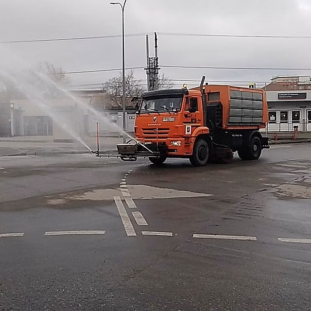 В прошлую субботу в Останкине продезинфицировали дороги и тротуары